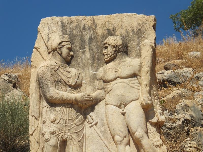 Mithridates 1 shaking hands with god Heracles