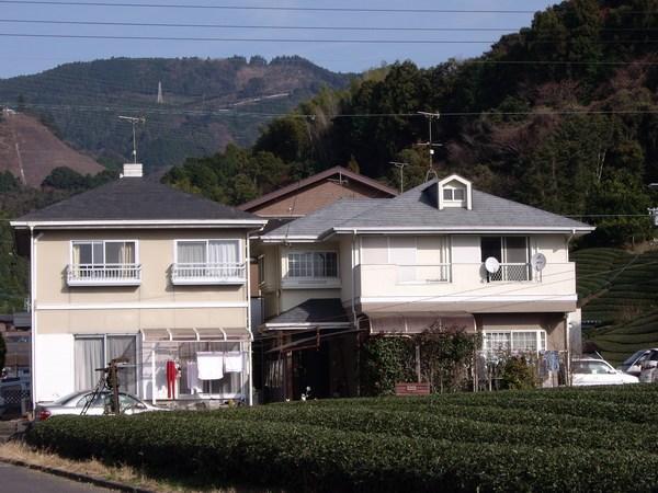 Housing in Asabata, the housing varies from traditional Japanese homes to appartment blocks