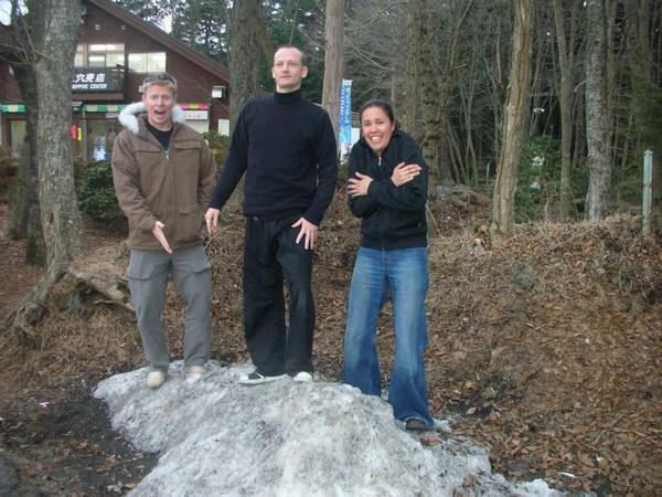 Not much snow...Benny, Simon and Teressa! !0 minuts up the road the snow was waiting!!