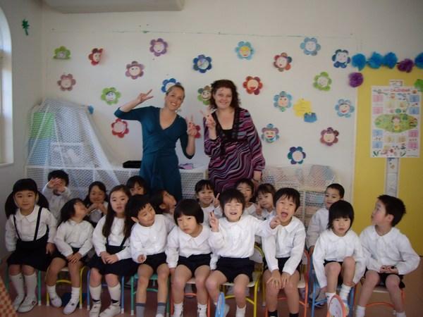 Amy and Hiedi with the kindy kids