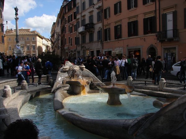 Roma (50) Fountain at the bottom of the Spanish steps