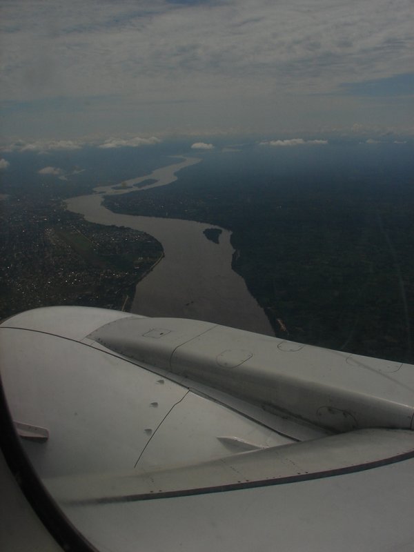 Entebbe tour (032) Lualaba River - Comin in for landing at Kisangani