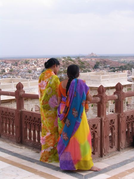 The gorgeous bright saris are one of my favourite things about India