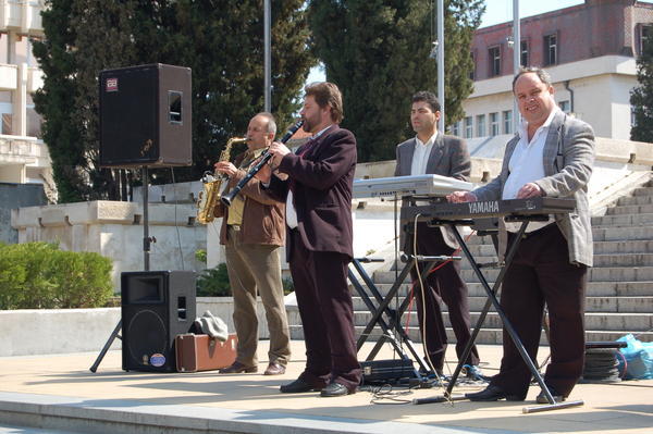 Trifon og bandet hans på utendørskonsert i Asonovgrad 1. påskedag