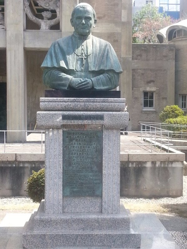 Statue Jean Paul 2, cathédrale de Noboricho