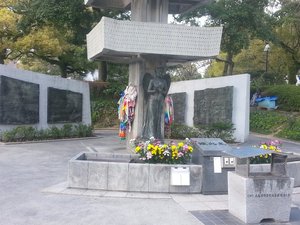 Peace Memorial Park 2 - gerbes, grues en papier