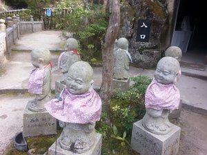 Statues temple, Miyajima 1