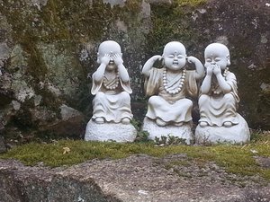 3 statues : ne voit rien, n'entend rien, ne parle pas