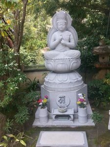 Statue temple, Miyajima 1