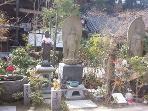 Statue temple, Miyajima 2