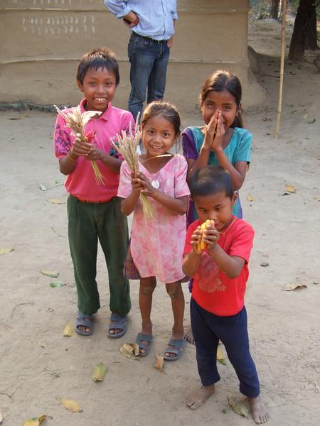 Children in Tharu village 