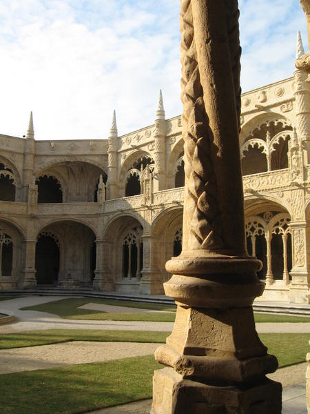Detail inside the cloisters at the Mosteiro dos Jerónimos