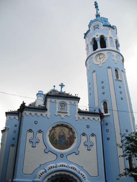 We really liked this church, the blue color reminded us of Smurfs