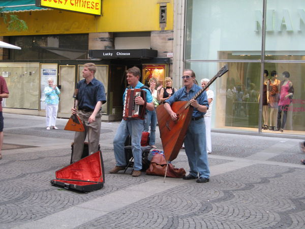 Street performers on Kärntner Straße