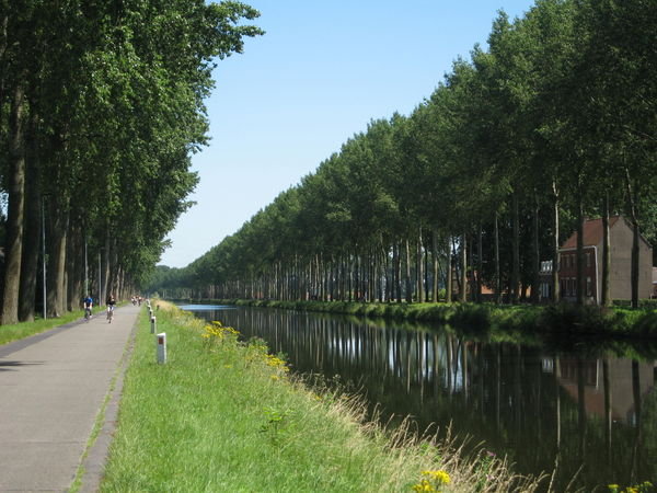 Biking along the canal to Damme