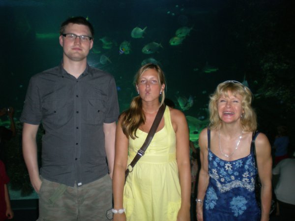 Ozzi, Carolina & Mum @ the Aquarium