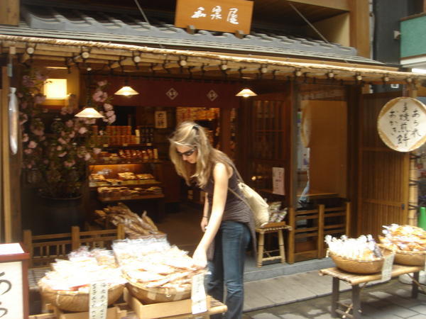 Charlotte dans une boutique de galettes de riz