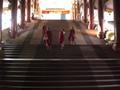 monte des escalier qui menent a la shwedagon 