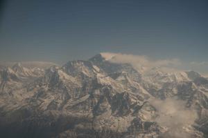 Everest till vanster med moln langs hogra kanten 