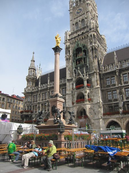 Marienplatz, Mary's column and city hall