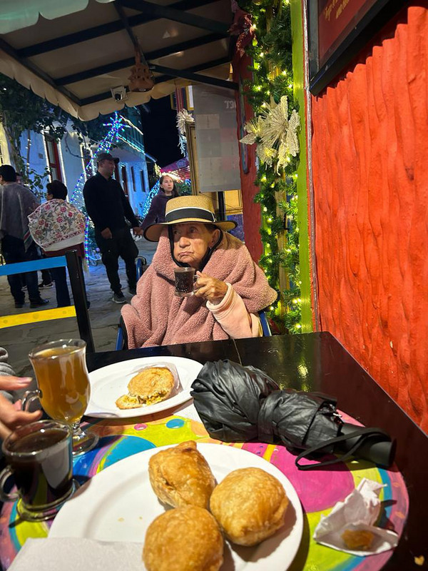 Comiendo empanadaas y arepas en el Pueblito Boyacense.