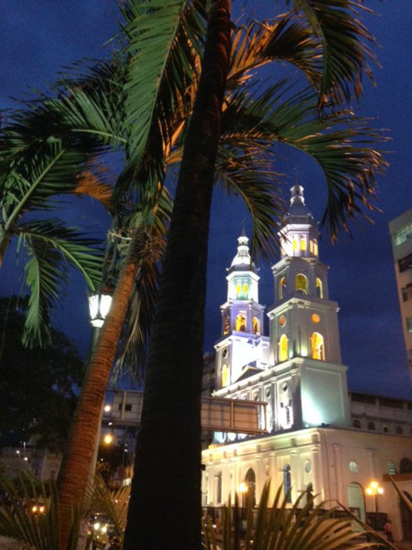 Catedral de La Sagrada Familia at night