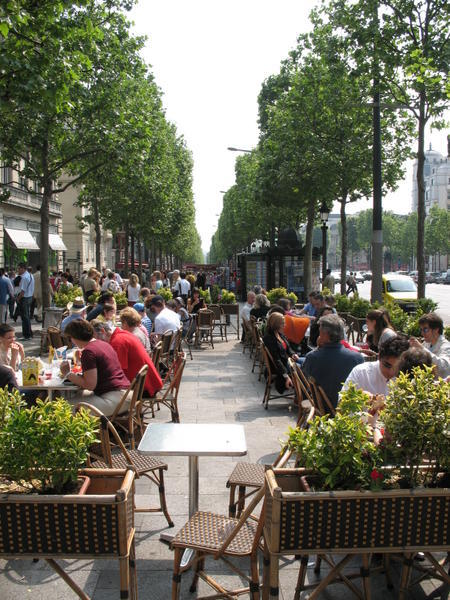 Alfresco dining on Avenue Champs Elysees 
