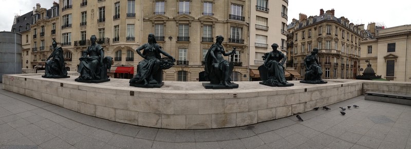 Statues outside Musee d'Orsay