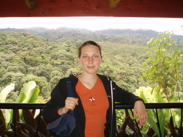 Ich und im Hintergrund der Regenwald