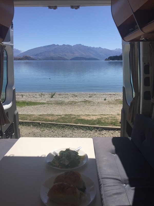 Lunch in front of Lake Wanaka 