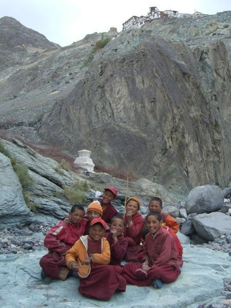 Novice monks, Diskit