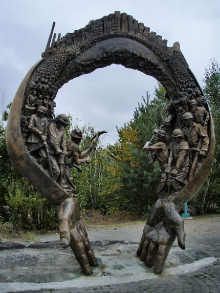 23 aug '07 Sculpture commemorating  nickel miners, Sudbury, Ont 