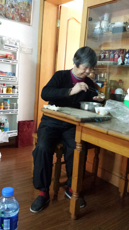 外婆 (Oma) beim Wan-Tan vorbereiten
