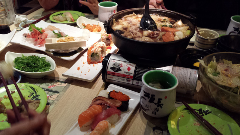 Sushi-Essen mit Tante Momo-Ayi und Onkel Zhang Bo 