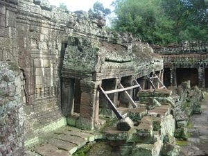 Wall collapsing - Banteay Kdei