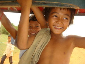 Kids on the way to Kompong Luong