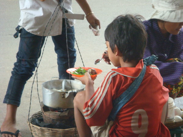 Pong tea khon (balut) seller