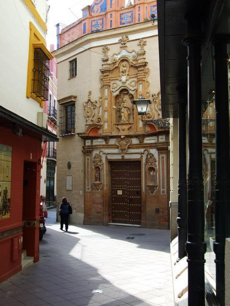 Winding, narrow alleyways in the Barrio de Santa Cruz