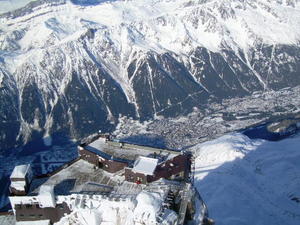 View of the lower platform and waaay down there is Chamonix
