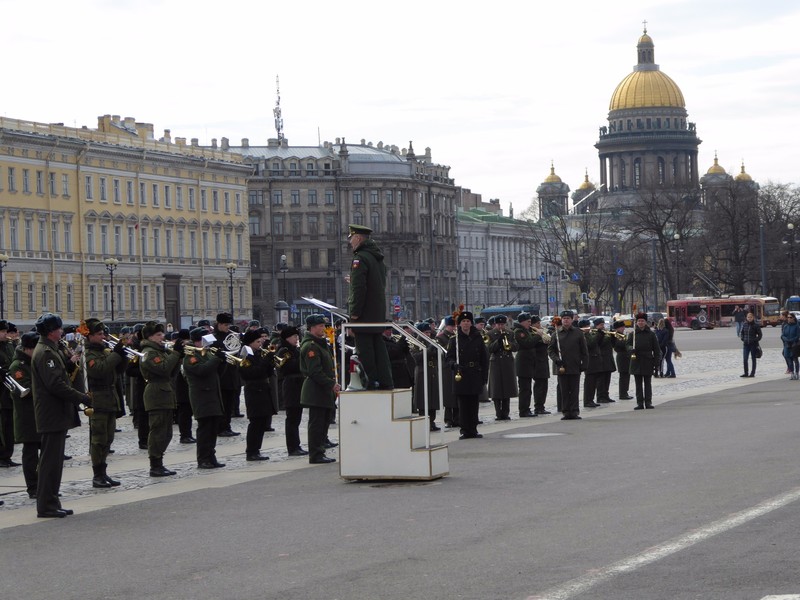 Orchestre militaire devant le palais d'hiver et l'etat major