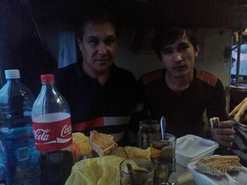 Repas avec mes amis Ouzbeks : nouilles instantanées et paun Ouzbek