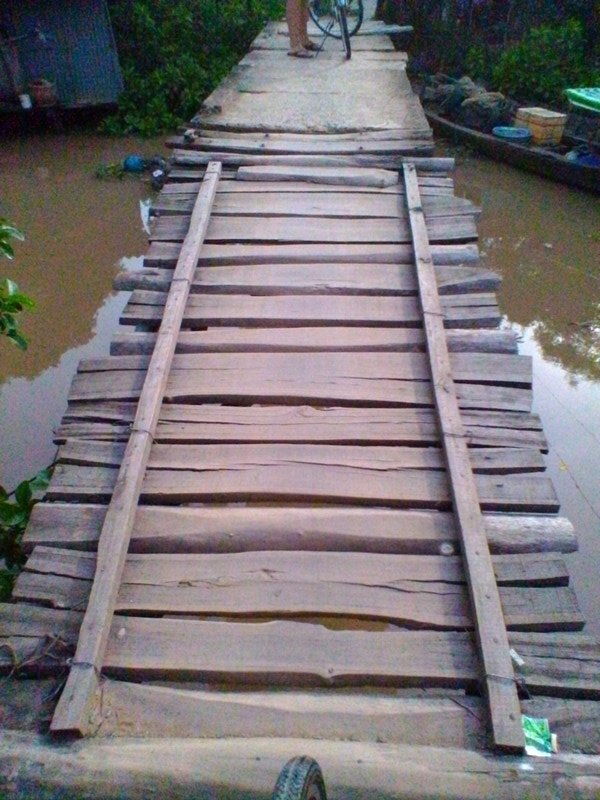 Pont sur un canal dans le deltandu Mekong