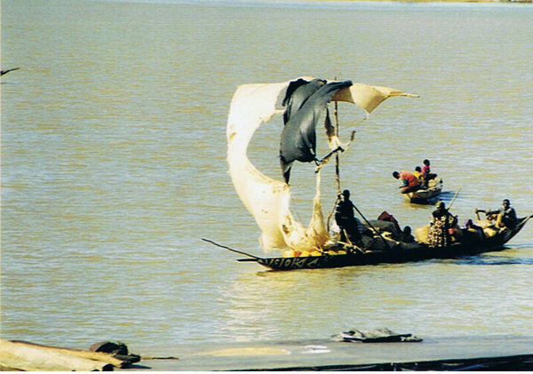 Mopti - boat on the Niger