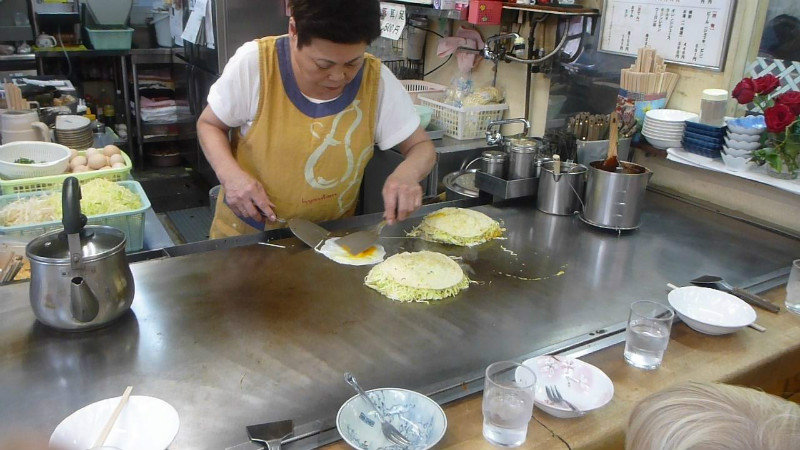 Adding the egg to our okonomiyaki