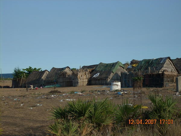 huttes after-tsunami