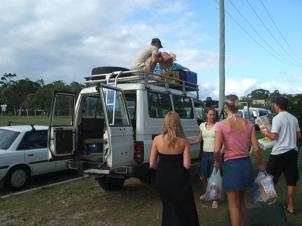 Packing up the 4x4 on Rainbow Beach