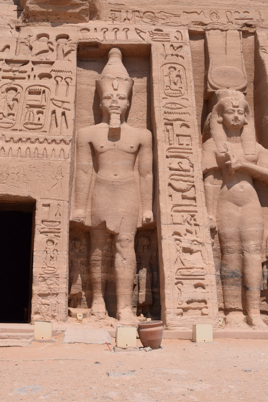Close-up of Ramesses II and Nefertari