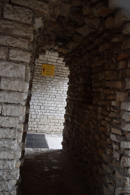 Amphiteater - passageway between stairs and corridor
