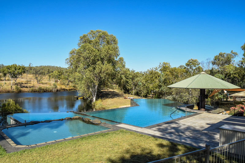 Infinity pool and bar Cobbold Gorge