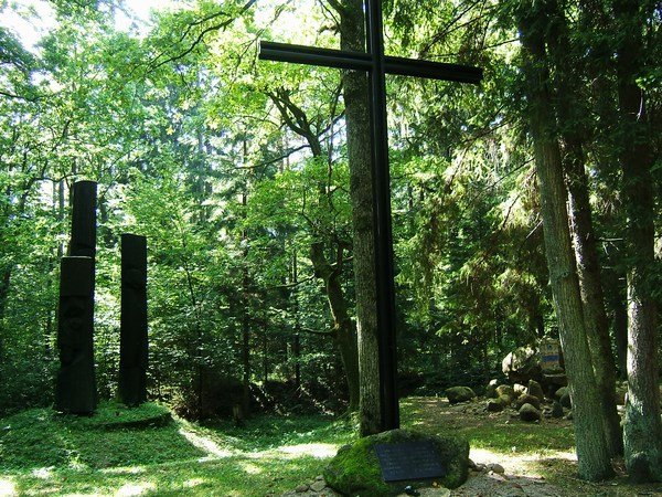 Memorial to the Nazi massacre